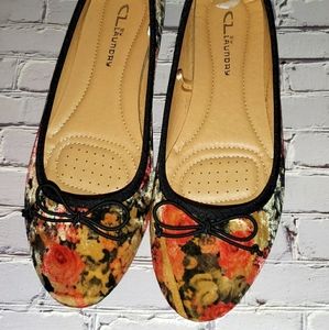 (NWOT) CL by Laundry Floral Fabric Flats